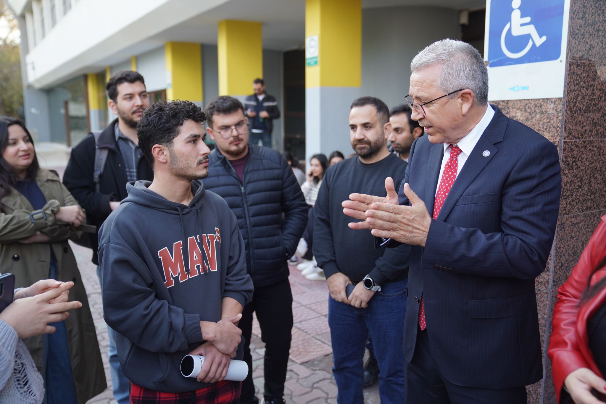 Rektör Prof. Dr. Budak sınavlara hazırlanan öğrencileri ziyaret etti