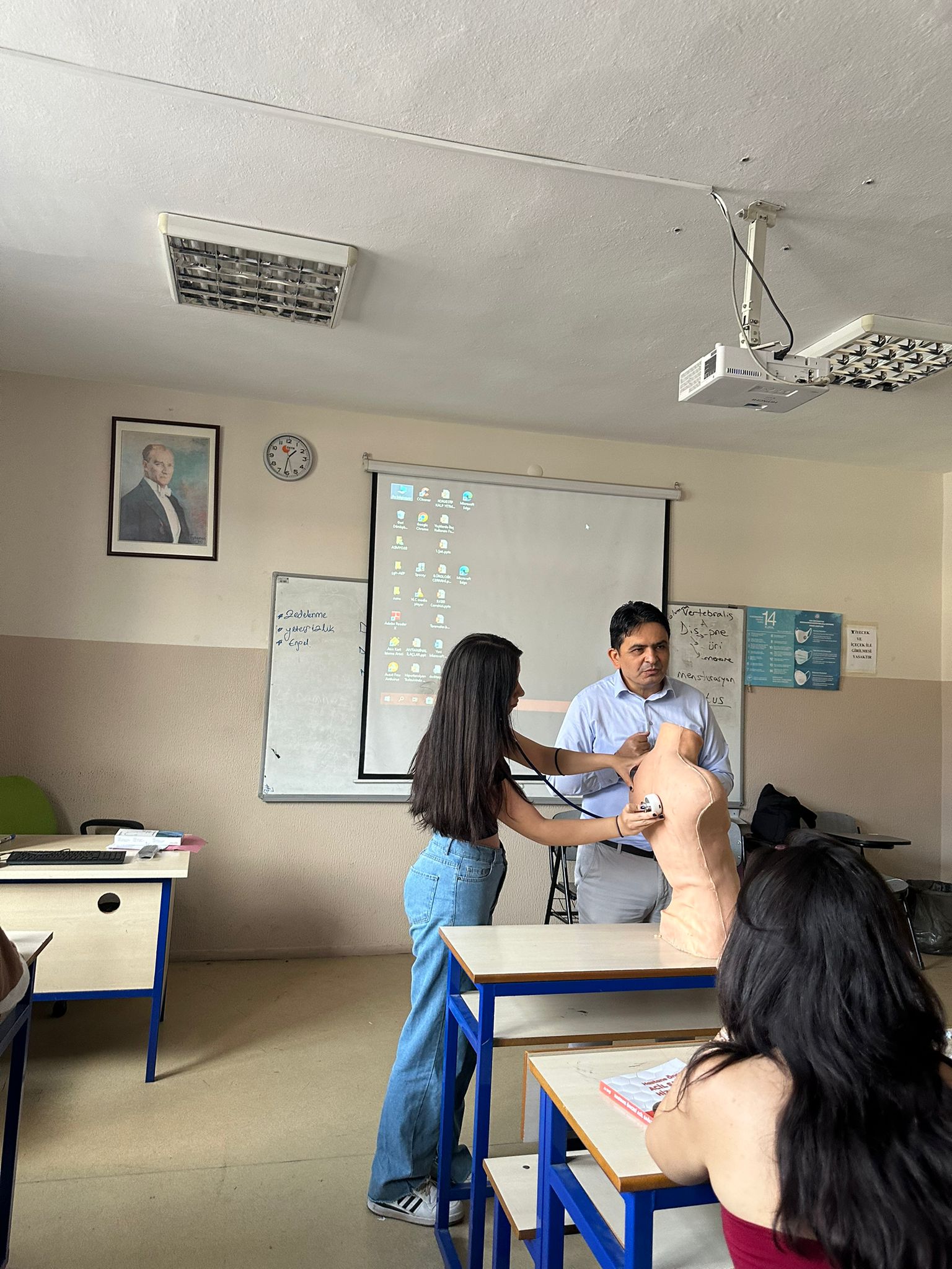 Prof. Dr. Ekşi, kendi geliştirdiği eğitim simülatörünü öğrencilerin eğitiminde kullanmaya başladı