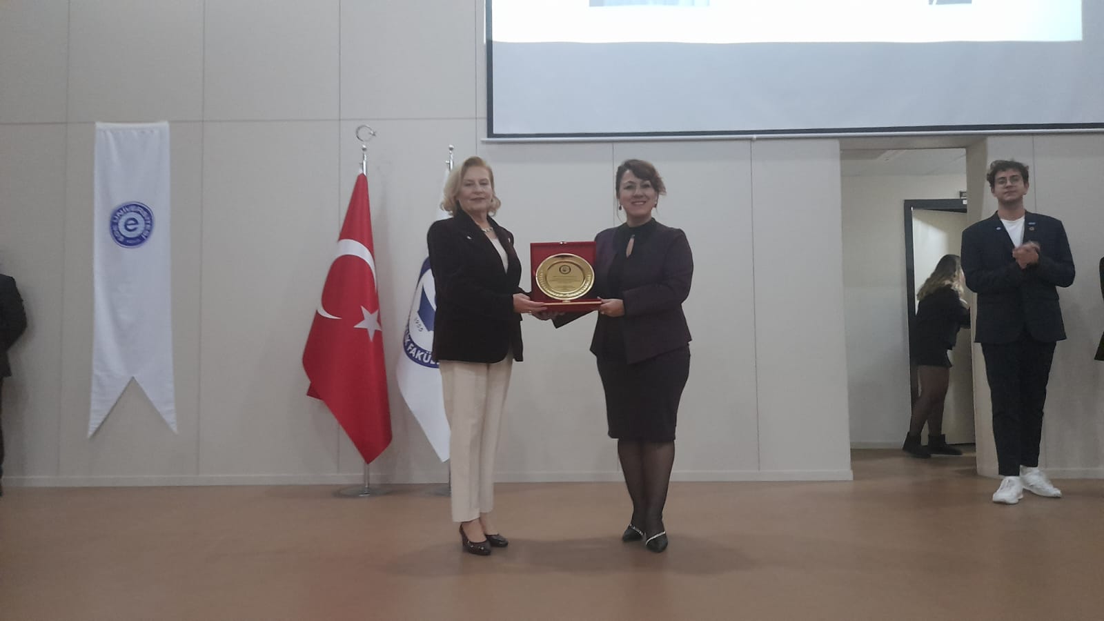 EÜ Hemşirelik Fakültesinde Prof. Dr. Zümrüt Başbakkal emekliliğe uğurlandı