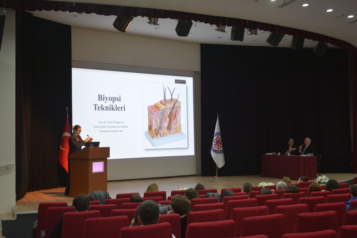 Ege Üniversitesi genç dermatologlara yol gösteriyor