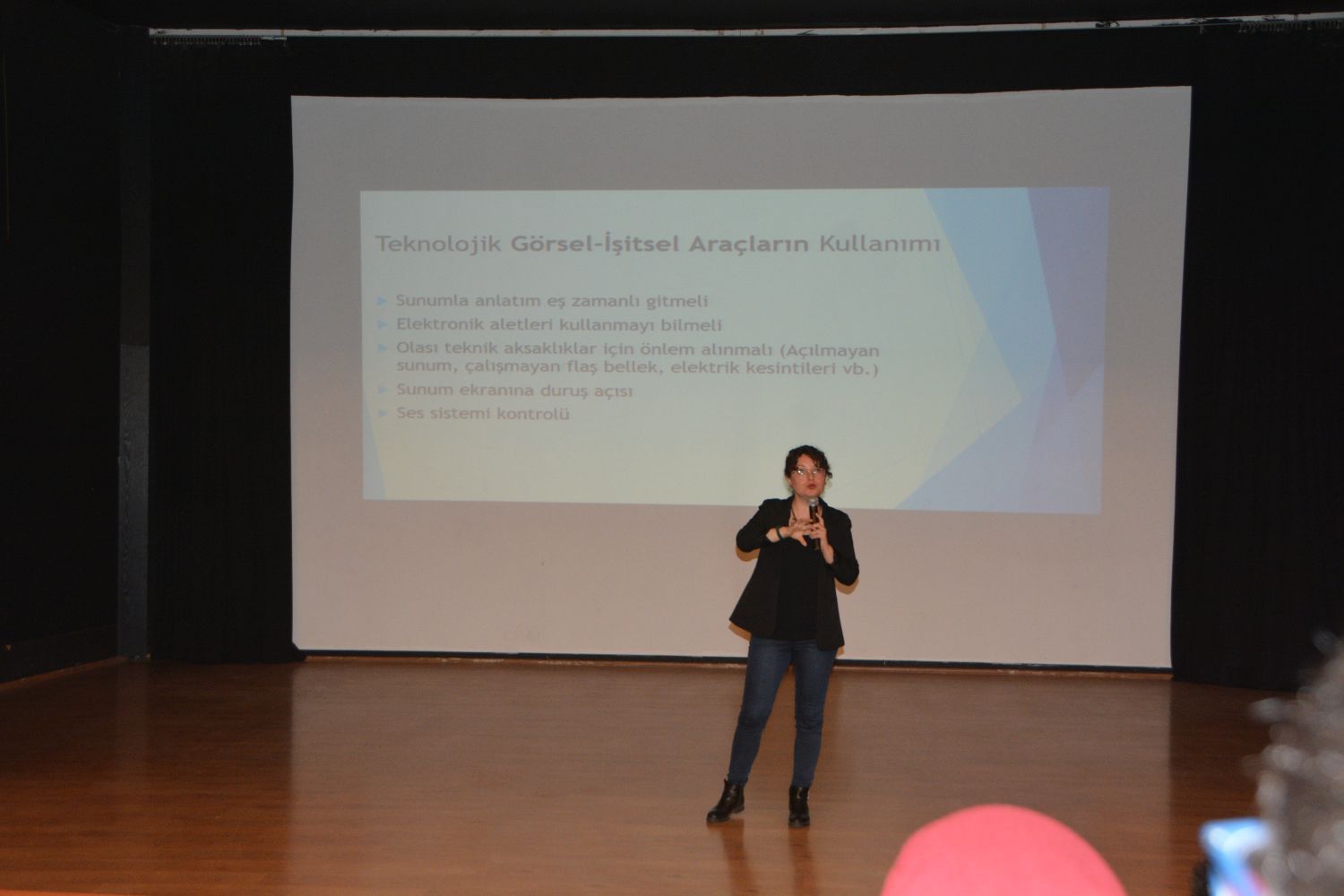 Ege Üniversitesinde öğrencilere “Etkili İletişim ve Sunum Teknikleri” semineri verildi