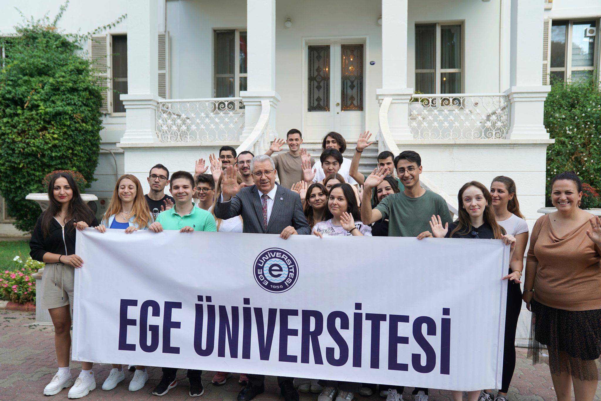 Egeli gençler akademik gelişimlerini sosyal ve kültürel etkinliklerle taçlandırıyor