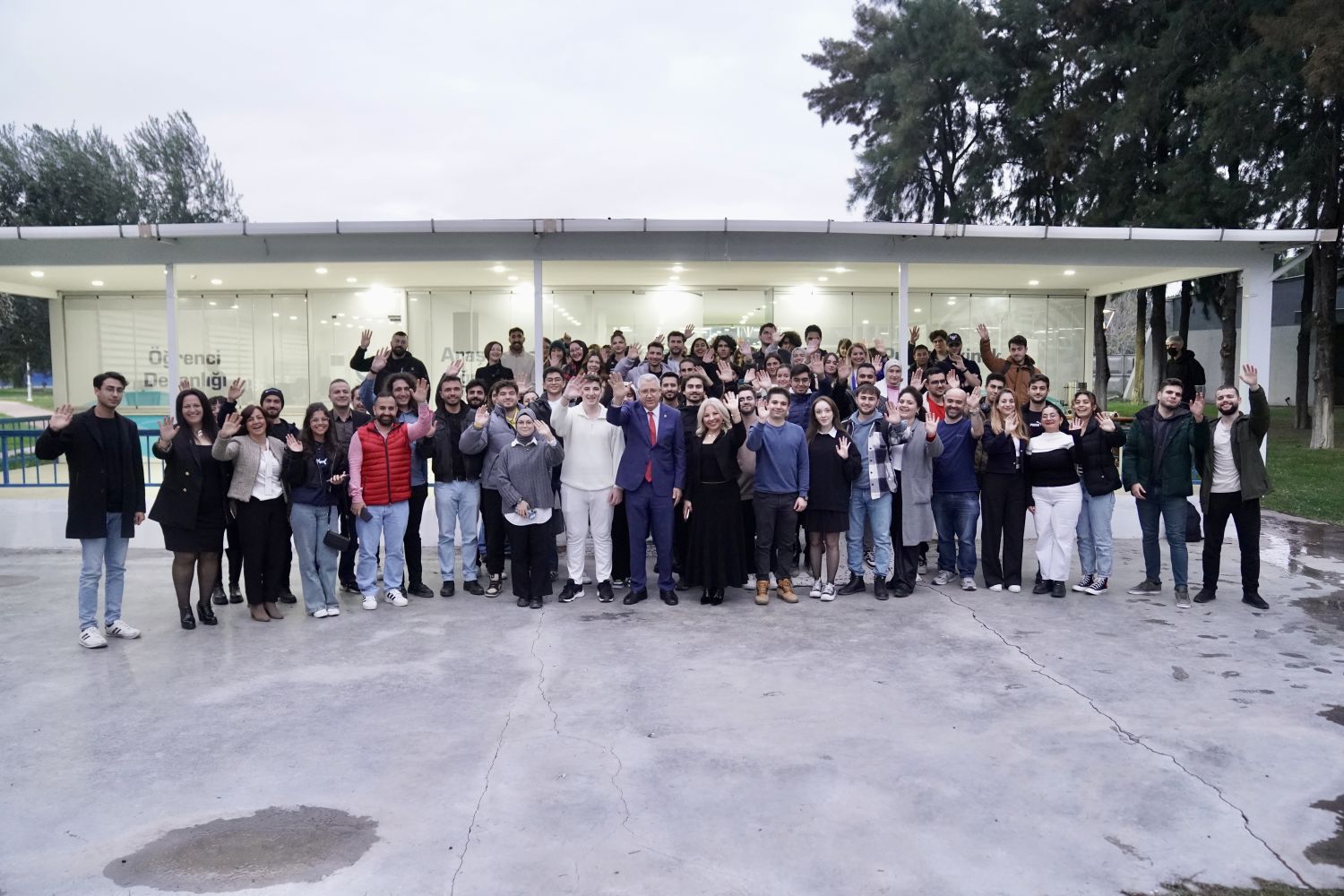 Rektör Prof. Dr. Budak, araştırma yürüten ve proje hazırlayan öğrencilerle bir araya geldi