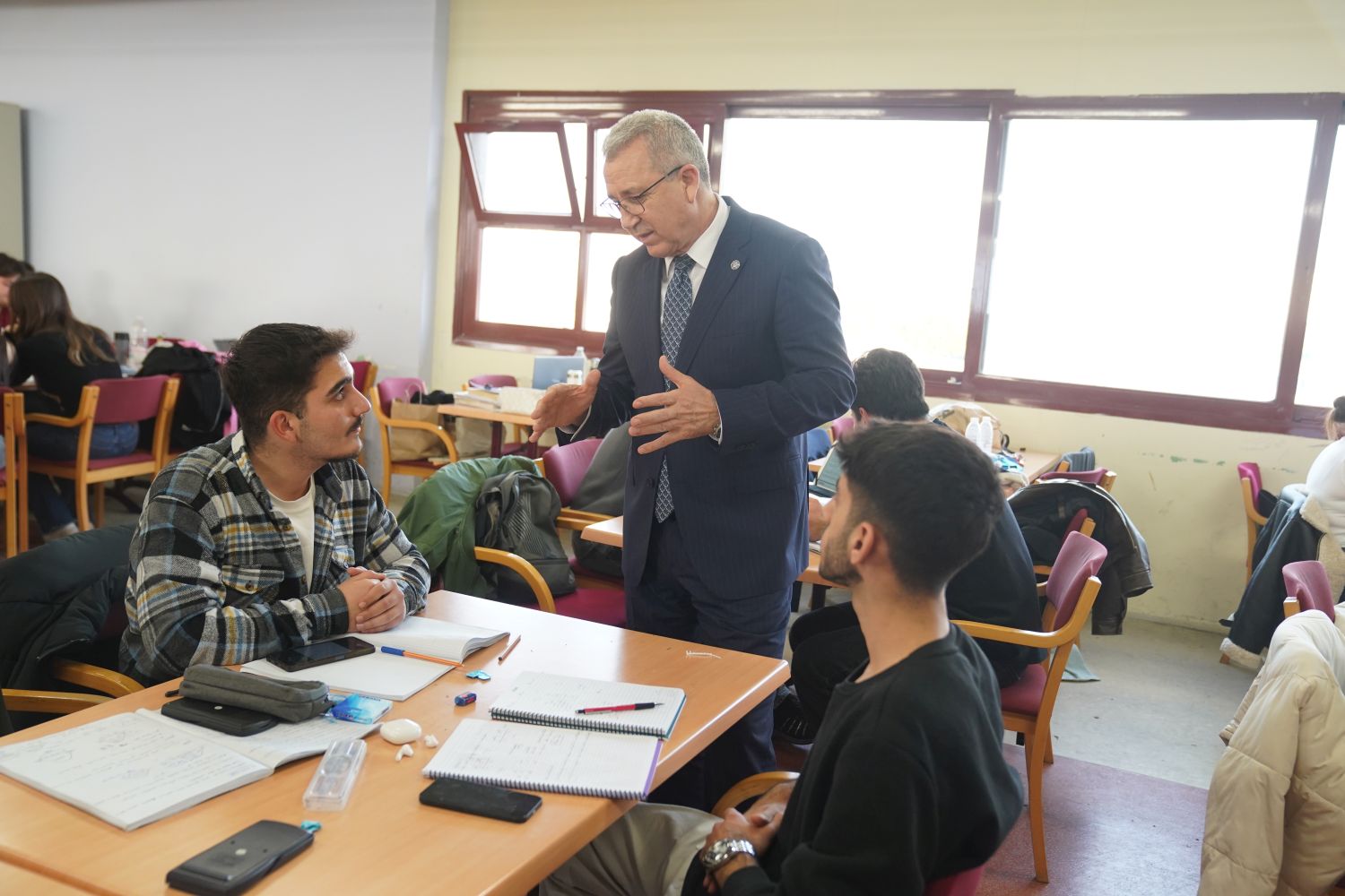 Rektör Prof. Dr. Budak, final sınavlarına hazırlanan öğrencilerle bir araya geldi