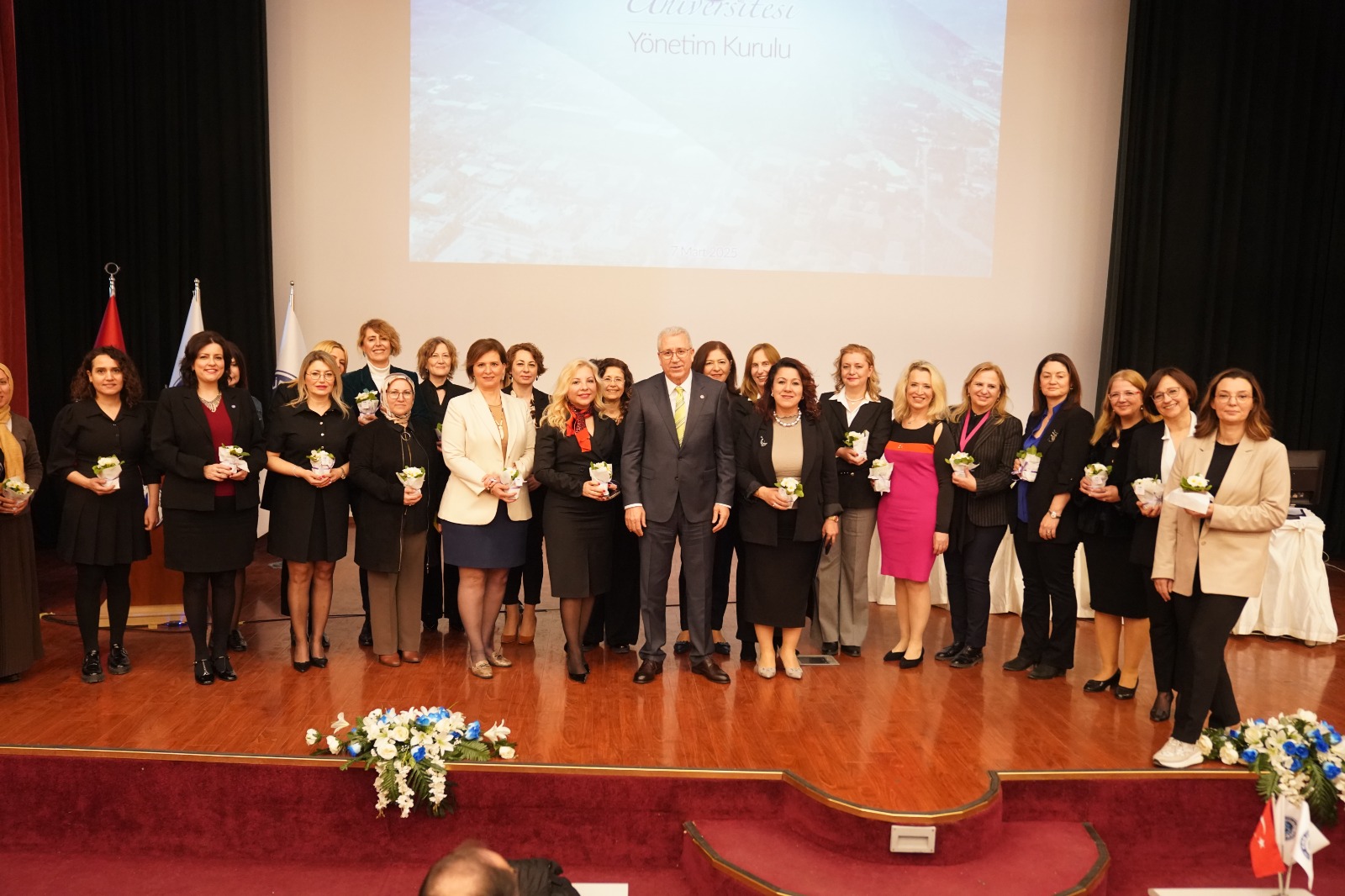 Ege Üniversitesinde 8 Mart Dünya Kadınlar Günü çiçeklerle kutlandı