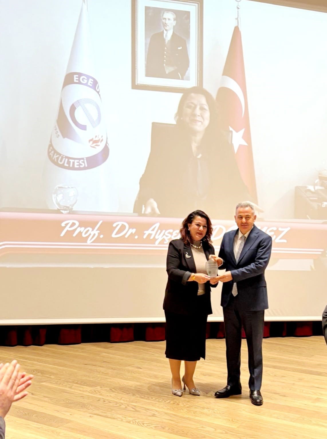 Egeli başarılı bilim insanı “İzmir’in Başarılı Kadınları” ödülünün sahibi oldu