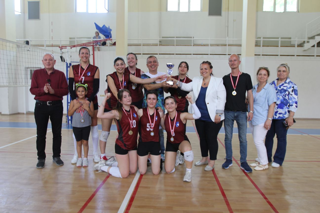 EÜ İletişim Fakültesi Kadın Voleybol Takımı turnuva şampiyonu oldu
