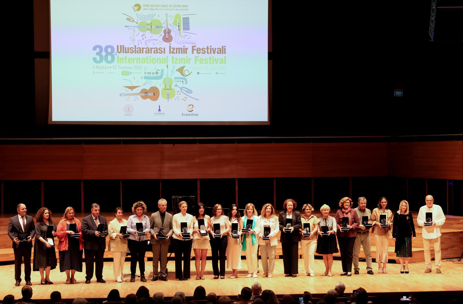 Uluslararası İzmir Festivali Açılışında Ege Üniversitesine Plaket