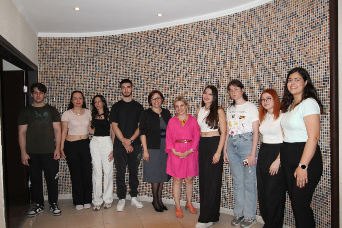 Egeli Eczacılık öğrencileri atık ilaç kutularını sanata dönüştürdü