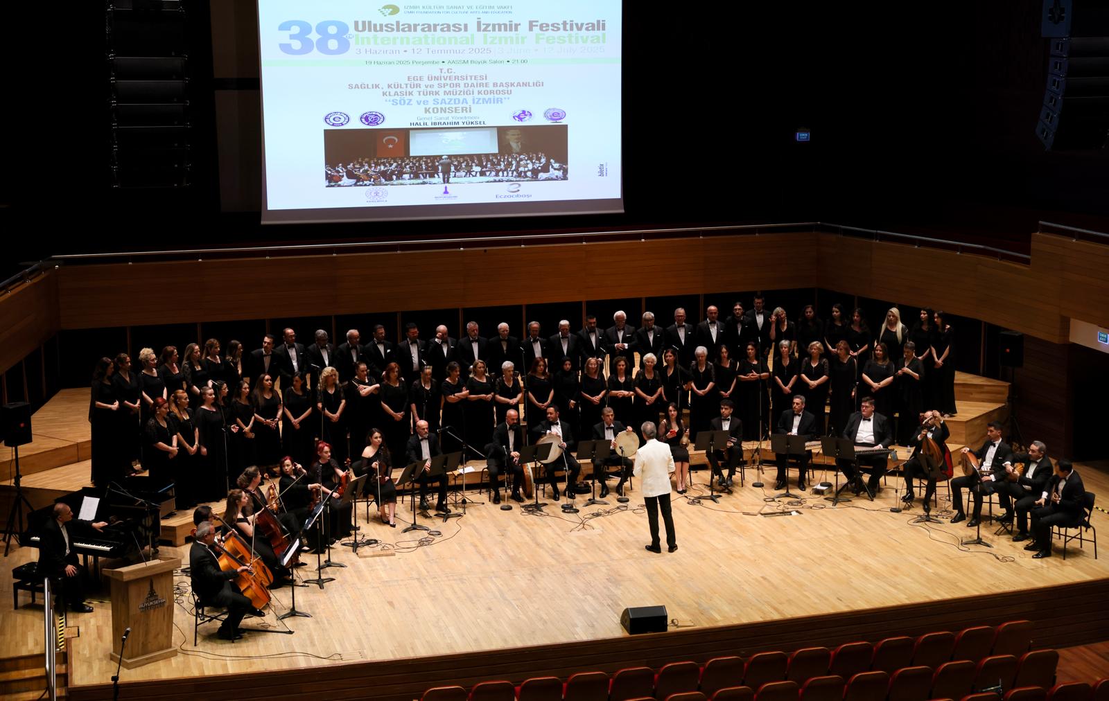 EÜ Klasik Türk Müziği Korosu’ndan İzmir Festivali’nde Unutulmaz Performans