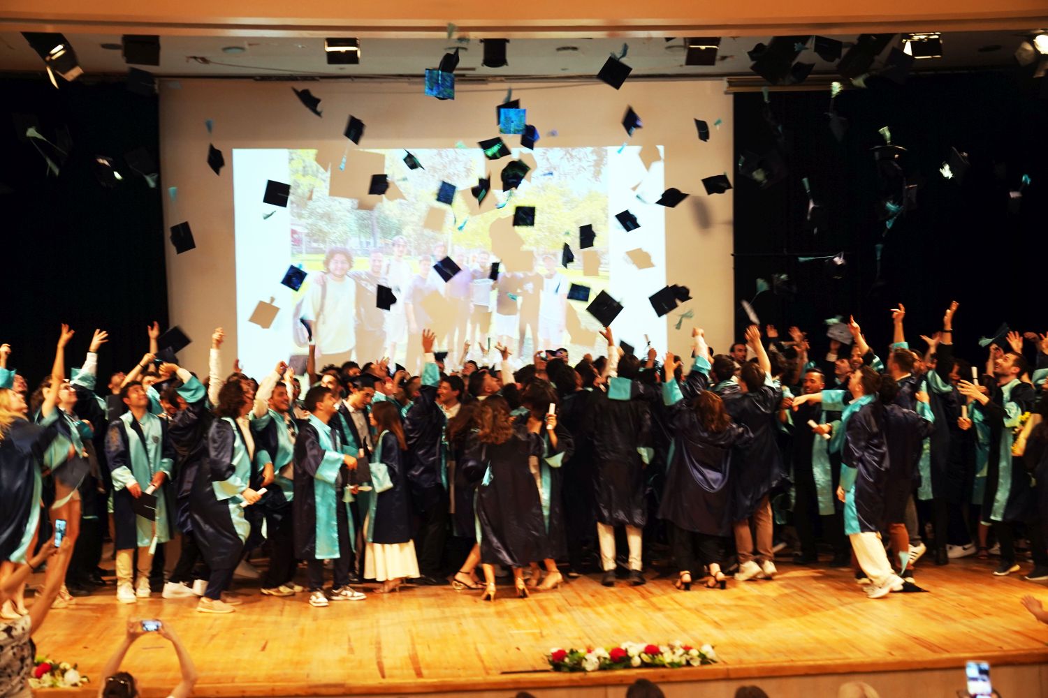 Ege Üniversitesi Mühendislik Fakültesi 40. Dönem Mezunlarını Gururla Uğurladı