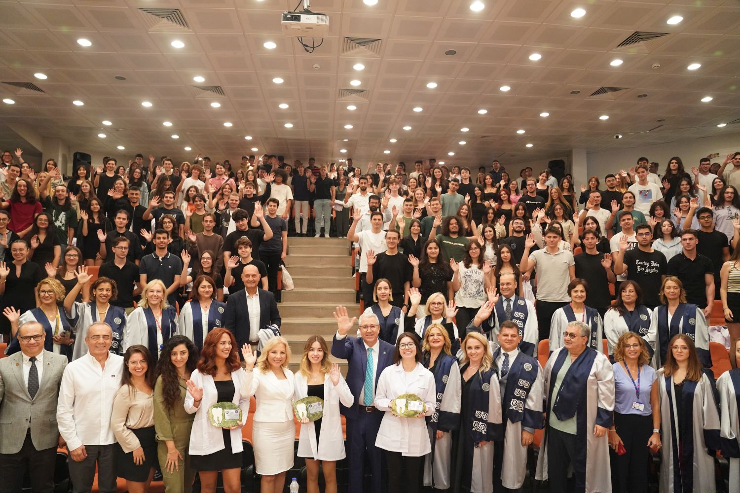 EÜ Diş Hekimliği Fakültesi, modern eğitimi ve güçlü altyapısıyla geleceğin hekimlerini yetiştiriyor