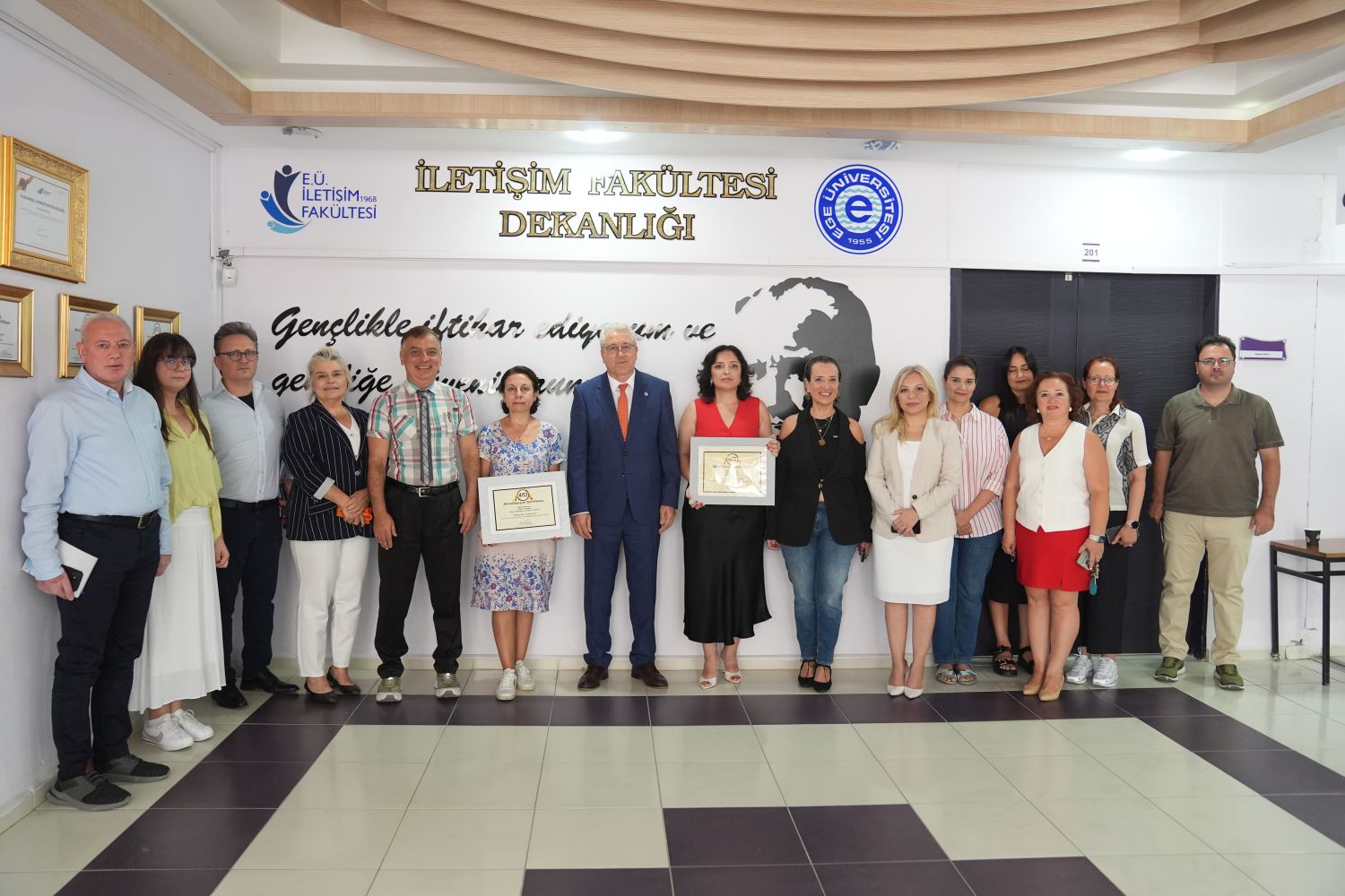 Rektör Prof. Dr. Budak, İletişim Fakültesinin akreditasyon sevincine ortak oldu