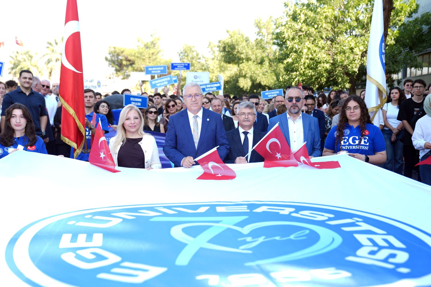 Ege Üniversitesi yeni öğrencilerine şenlikle “Merhaba” dedi