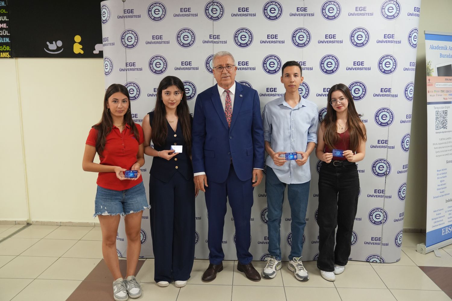 EÜ’de Rektör Prof. Dr. Budak çiçeği burnunda Egelilerin kayıt heyecanına ortak oldu