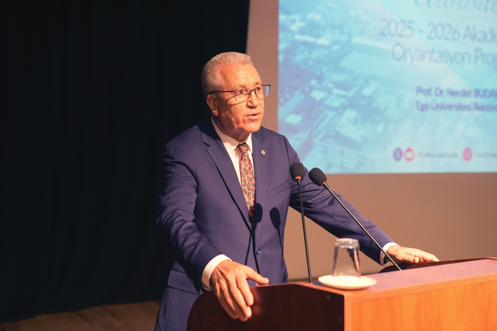 Rektör Prof. Dr. Necdet Budak çiçeği burnunda Egelilerle oryantasyon programı kapsamında buluşuyor