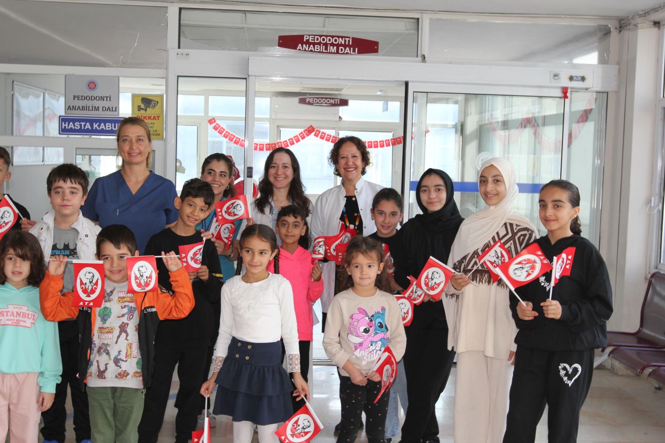 EÜ Diş Hekimliği Fakültesi, çocuklarla Cumhuriyet coşkusunu paylaştı