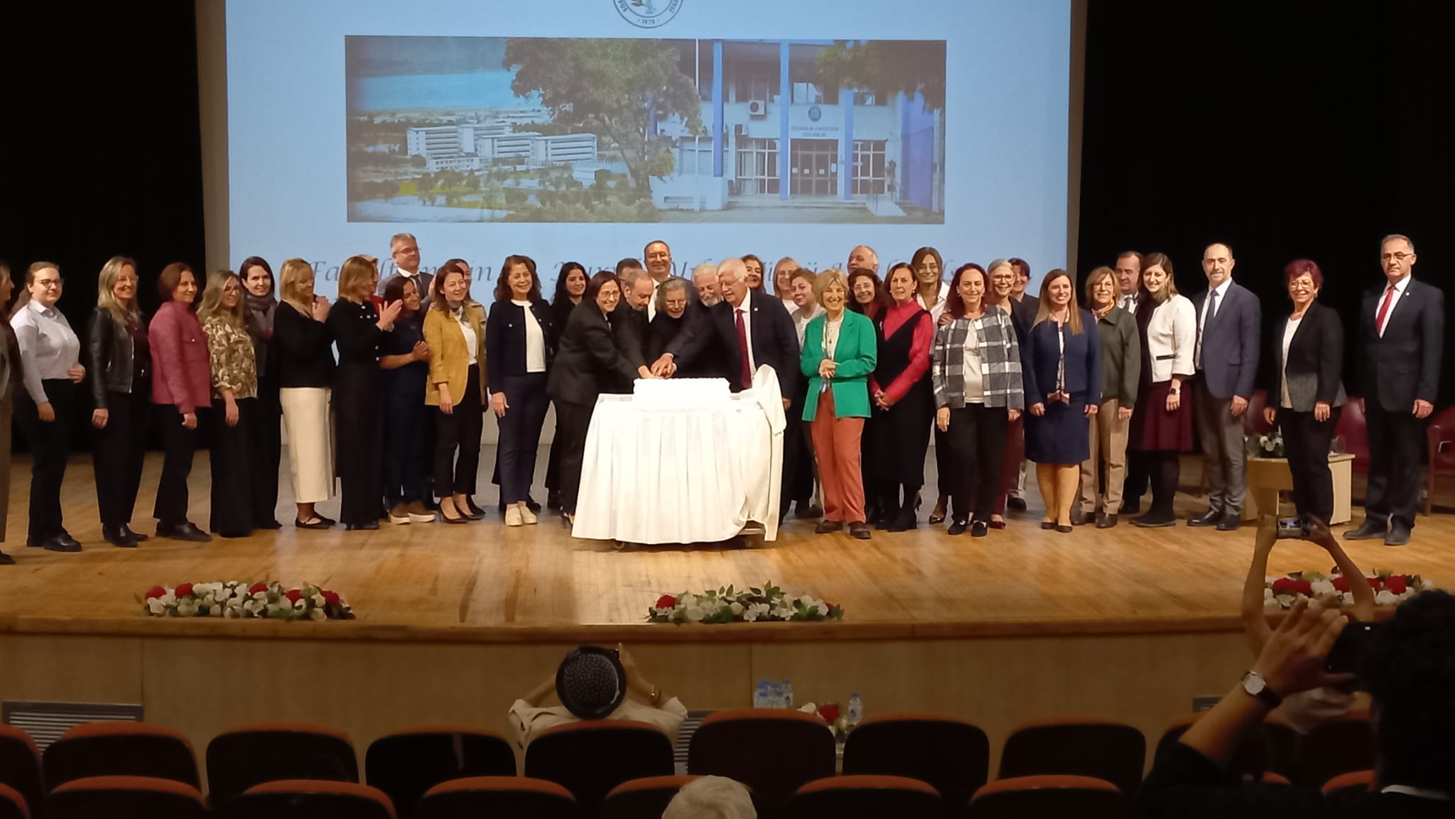 EÜ Eczacılık Fakültesi kuruluşunun 50. yıl dönümünü coşkuyla kutladı